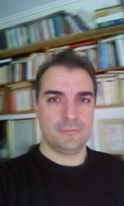 Ο Γιώργος Κωστελέτος σπούδασε Φυσική στο τμήμα Φυσικής της Φυσικομαθηματικής Σχολής του Εθνικού Καποδιστριακού Πανεπιστημίου Αθηνών. Είναι διδάκτωρ Φιλοσοφίας (Φιλοσοφία του Νου και της Τεχνητής Νοημοσύνης) του ιδίου πανεπιστημίου (Φιλοσοφική Σχολή, τμήμα Φ.Π.Ψ., τομέας Φιλοσοφίας). Επιπλέον, έχει κάνει μεταπτυχιακές σπουδές στο Πανεπιστήμιο του York της Μεγάλης Βρετανίας (Master of Science στη Μουσική Τεχνολογία) και ανώτερες σπουδές στη μουσική (Δίπλωμα Πιάνου, Ανώτερα Θεωρητικά). Έχει διδάξει ζητήματα Γνωσιακών Επιστημών (Μουσική και Γνωσιακές Επιστήμες) και Φιλοσοφίας των Γνωσιακών Επιστημών (Νευρο-ηθική) σε μεταπτυχιακό επίπεδο, στο Εθνικό και Καποδιστριακό Πανεπιστήμιο Αθηνών αλλά και σε επιμορφωτικά προγράμματα. Έχει, επίσης, συμμετάσχει σε διεθνή ερευνητικά προγράμματα και στη διοργάνωση διεθνών συνεδρίων. Την τρέχουσα ακαδημαϊκή χρονιά διδάσκει Ηθική της Τεχνητής Νοημοσύνης στο μεταπτυχιακό πρόγραμμα Φιλοσοφίας (Τμήμα Φιλοσοφίας, Φιλοσοφική Σχολή, ΕΚΠΑ) και Νευρο-ηθική στο μεταπτυχιακό πρόγραμμα Βιοηθική-Ιατρική Ηθική (Ανοικτό Πανεπιστήμιο Κύπρου). Στα ερευνητικά του ενδιαφέροντα περιλαμβάνεται μεταξύ άλλων η νευροεπιστημονική διάσταση της Ηθικής και της Μουσικής, καθώς και η διερεύνηση των φιλοσοφικών ζητημάτων που ανακύπτουν κατά τη σύγχρονη έρευνα και πρακτική της Νευρο-επιστήμης, της Τεχνητής Νοημοσύνης και της Μουσικής Τεχνολογίας. Ως εκ τούτου, τα σχετιζόμενα με την ερευνητική δραστηριότητα του Δρα Κωστελέτου πεδία εντοπίζονται στην τομή μεταξύ γνωσιακών επιστημών και φιλοσοφίας και είναι από τη μια πλευρά αυτά της ηθικής Νευρο-επιστήμης/Ψυχολογίας και της Μουσικής και από την άλλη αυτά της Φιλοσοφίας των Νευρο-επιστημών, της Ηθικής Φιλοσοφίας (Νευροηθική/Βιοηθική) και της Φιλοσοφίας της Τεχνολογίας. Τα τρία τελευταία χρόνια ο Δρ Κωστελέτος εκπονεί, ως εντεταλμένος ερευνητής/ακαδημαϊκός υπότροφος της Ιατρικής Σχολής Αθηνών, μετα-διδακτορική έρευνα στα πλαίσια της συνεργασίας του Εργαστηρίου Εφαρμοσμένης Φιλοσοφίας (Τμήμα Φιλοσοφίας, Φιλοσοφική Σχολή, ΕΚΠΑ) με το Εργαστήριο Ψυχοφυσιολογίας (Α’ Ψυχιατρική κλινική του Αιγινητείου Νοσοκομείου, Ιατρική Σχολή, ΕΚΠΑ). Στην εν λόγω έρευνα, ο Δρ Κωστελέτος εστιάζει κυρίως στη μελέτη των γνωσιακών μηχανισμών επί των οποίων εδράζεται η ηθική σκέψη καθώς και των παραγόντων που δύναται να επηρεάσουν την τελευταία αυτή.